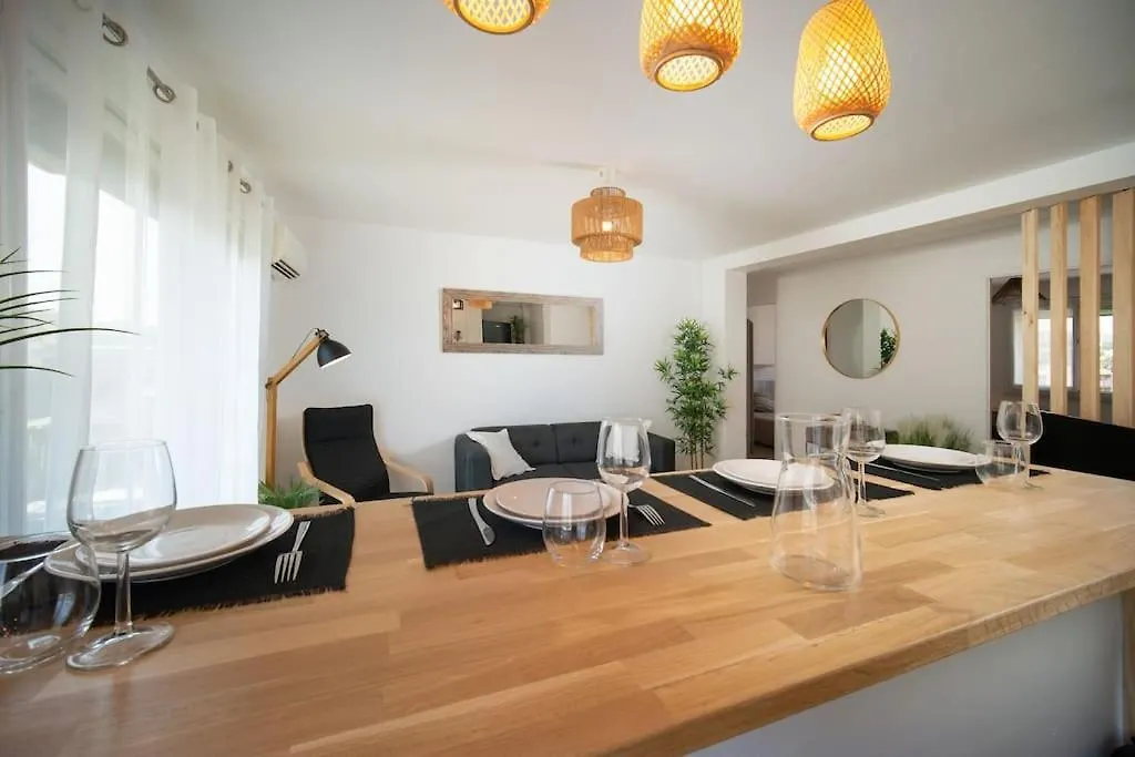 Fully Equipped Apartment With Parking 6 Beds contacts